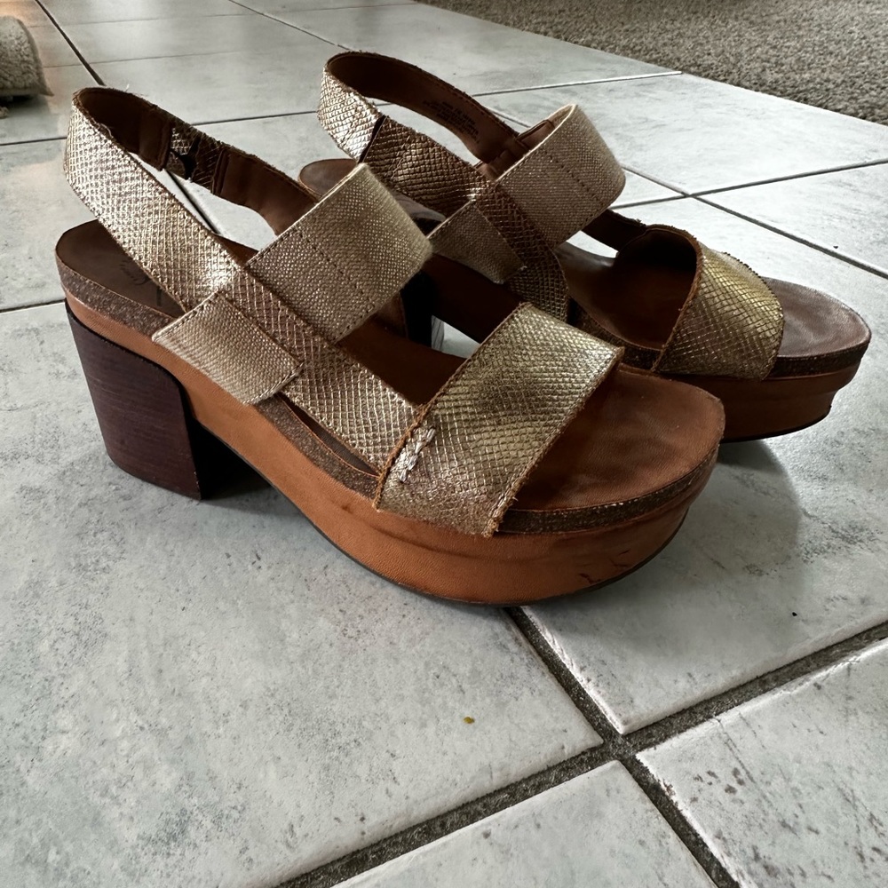 OTBT WOMEN'S INDIO GOLD WEDGE SZ 7